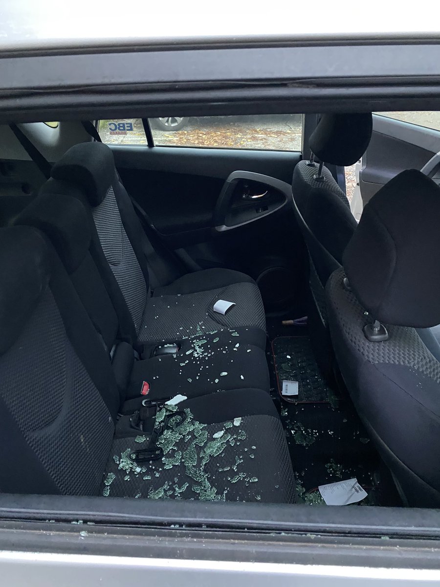 oceanelig's tweet photo. ⚠️ Retweetez s’il vous plait ⚠️
On s’est fait vandaliser notre voiture sur le parking Sainte-Catherine à Nancy dans la nuit du 15 au 16 novembre. C’est un RAV4 gris clair, il était garé en face de La Cale. 
Si vous avez vu des choses, venez en privé 🔽🔽 https://t.co/rY40irg9mP