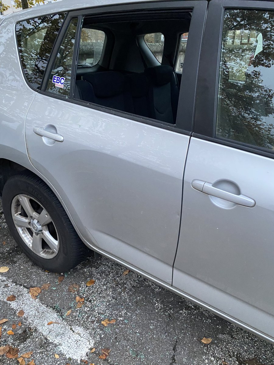 oceanelig's tweet photo. ⚠️ Retweetez s’il vous plait ⚠️
On s’est fait vandaliser notre voiture sur le parking Sainte-Catherine à Nancy dans la nuit du 15 au 16 novembre. C’est un RAV4 gris clair, il était garé en face de La Cale. 
Si vous avez vu des choses, venez en privé 🔽🔽 https://t.co/rY40irg9mP