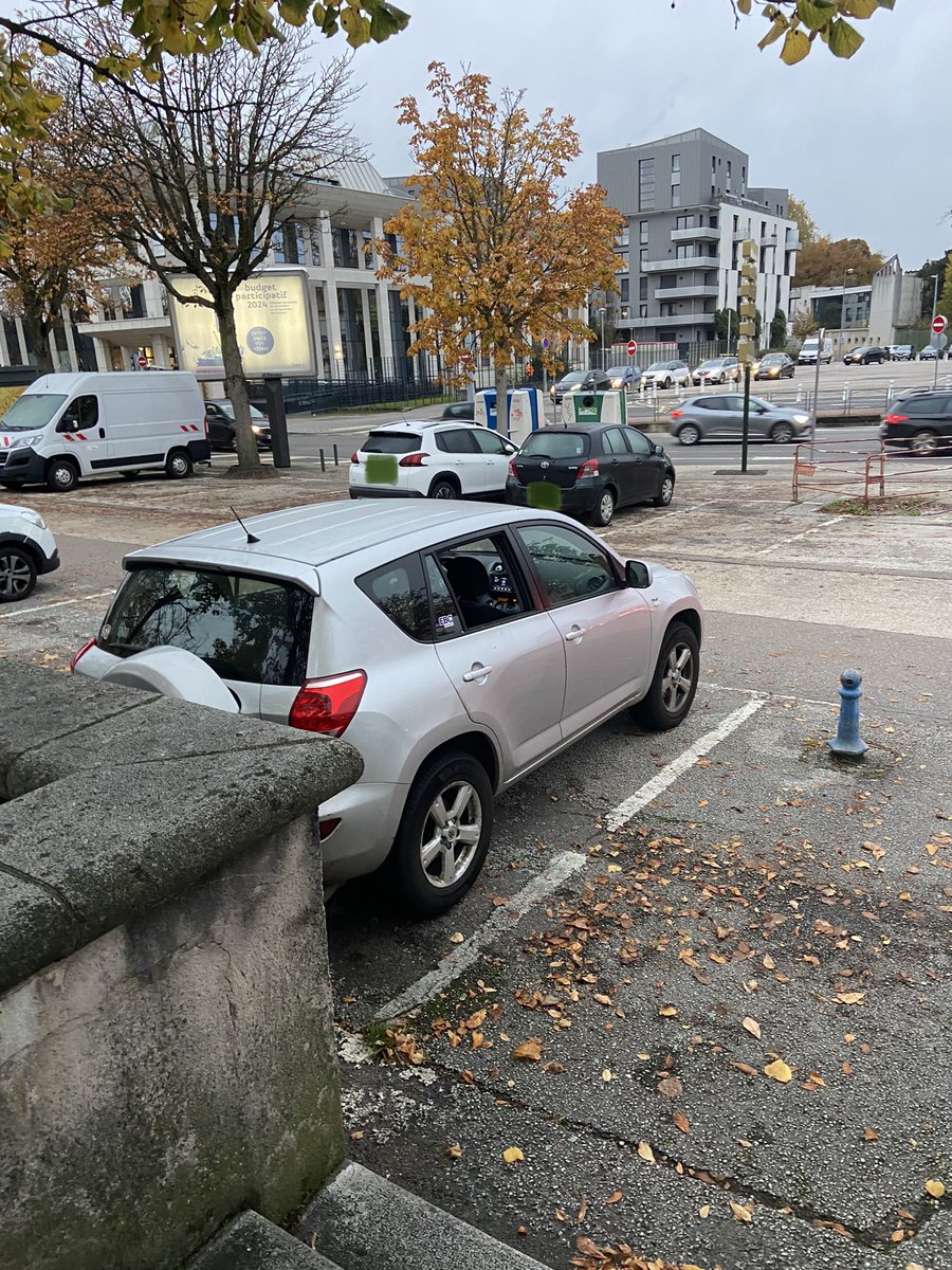 oceanelig's tweet photo. ⚠️ Retweetez s’il vous plait ⚠️
On s’est fait vandaliser notre voiture sur le parking Sainte-Catherine à Nancy dans la nuit du 15 au 16 novembre. C’est un RAV4 gris clair, il était garé en face de La Cale. 
Si vous avez vu des choses, venez en privé 🔽🔽 https://t.co/rY40irg9mP