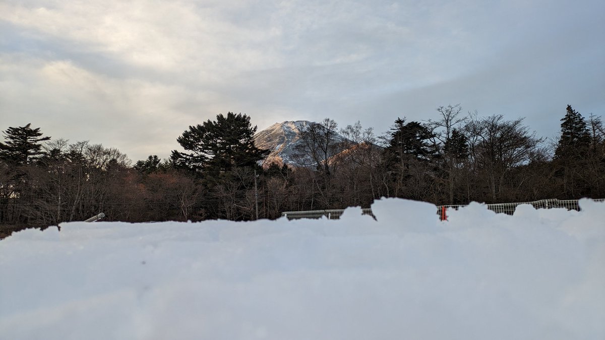 snowtownYeti's tweet photo. こんばんわんティー😆
ただ今絶賛ゲレンデ整備中😁
ナイター営業に向けて全力で行っておりますので今しばらくお待ちくださいませ😉
まだ起こしでないお客様は仕事終わりにひと滑りいかがですか❓
#スノーパークイエティ #イエティ #ナイター営業 #富士山 #SnowParkYeti #Yeti #Nighter #MtFuji https://t.co/3FfGQcwZuX