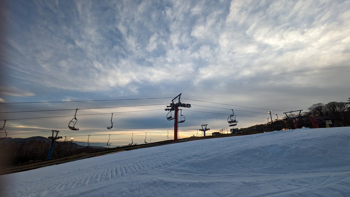 snowtownYeti's tweet photo. こんばんわんティー😆
ただ今絶賛ゲレンデ整備中😁
ナイター営業に向けて全力で行っておりますので今しばらくお待ちくださいませ😉
まだ起こしでないお客様は仕事終わりにひと滑りいかがですか❓
#スノーパークイエティ #イエティ #ナイター営業 #富士山 #SnowParkYeti #Yeti #Nighter #MtFuji https://t.co/3FfGQcwZuX