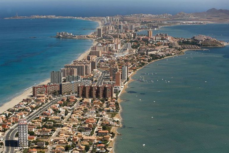 Santi_MBarajas's tweet photo. El desarrollo urbanístico masivo que se produjo en la costa mediterránea a partir de la segunda mitad del siglo XX, ha supuesto la destrucción de una gran parte de los ecosistemas costeros. Y lo malo es que esa voracidad constructiva continúa. Hay que frenar este despropósito. https://t.co/HUM8AfpjsA