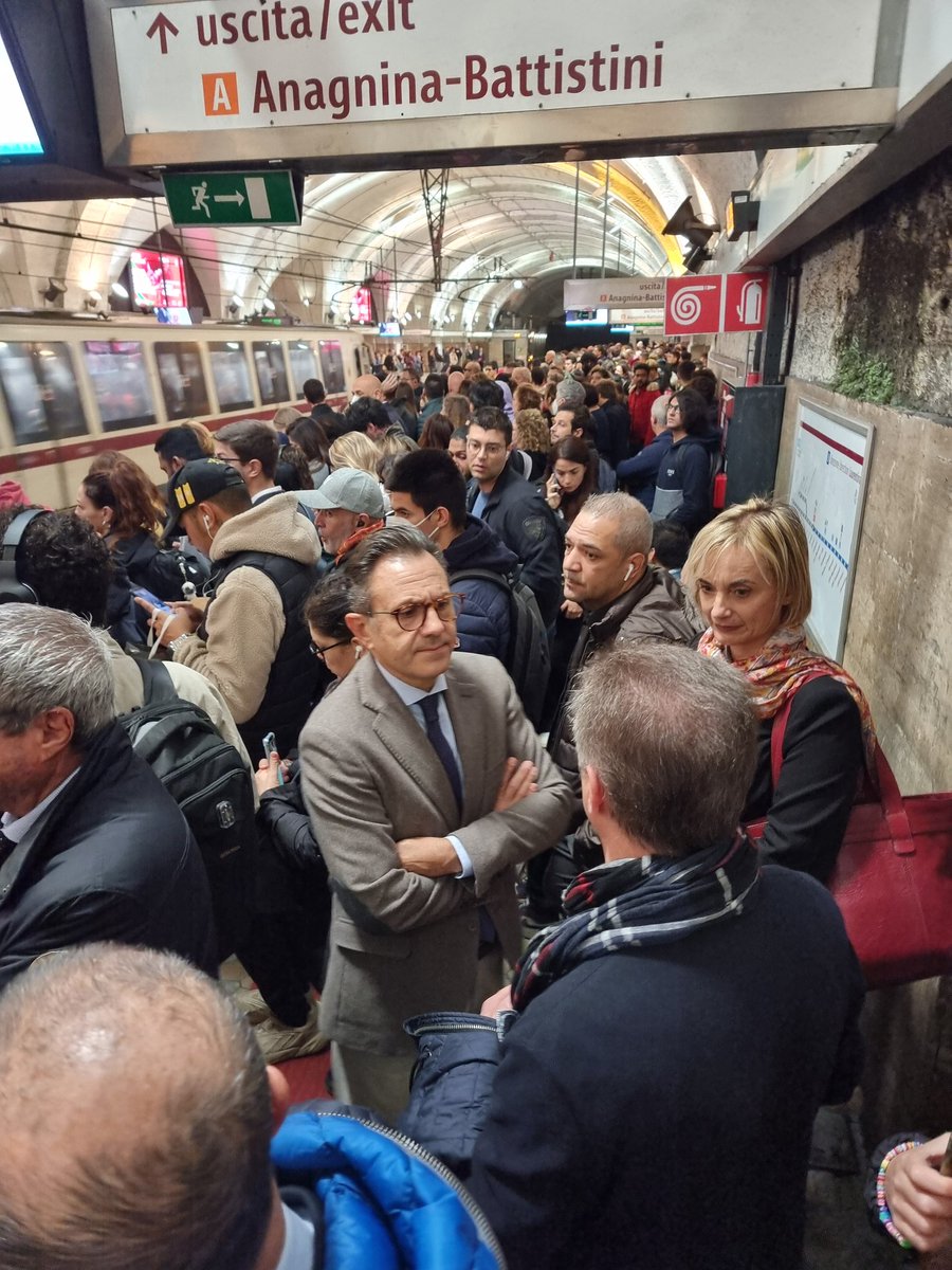 DanieleDann1's tweet image. #Roma Termini, metro B.
Non si riesce ad accedere alla banchina perché sovraffollata e non arrivano i treni.
Che succede?
@Emergenza24 @InfoAtac #RomaTermini #metroB #news #metro