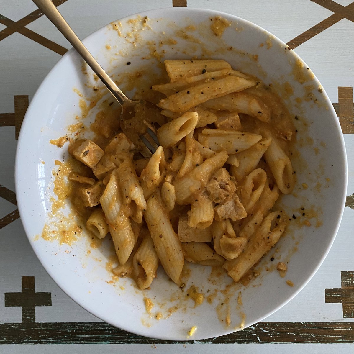 petalperfct's tweet photo. Dinner:

vegan mac cheezy (220g): 14.2g protein, 3g fibre, 262 cal https://t.co/MqBGHzIQc8