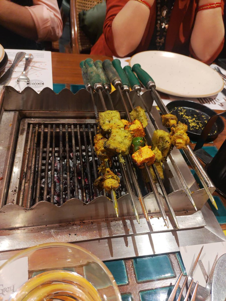 3FS1JPBaRut2Tqy's tweet image. #mastersofwar
#BobDylan
#君をのせて
今朝息子から美味しそうな料理の写真が届きました。「今､ニューデリー」
「はあ?」
シンガポール経由でインドヘ出張中👳
#インド工科大学デリー校
の教授と食事の一コマ☺️
この後ポーボールという所で仕事だそうです。
でもインドの事はサッパリ分からないわ😅