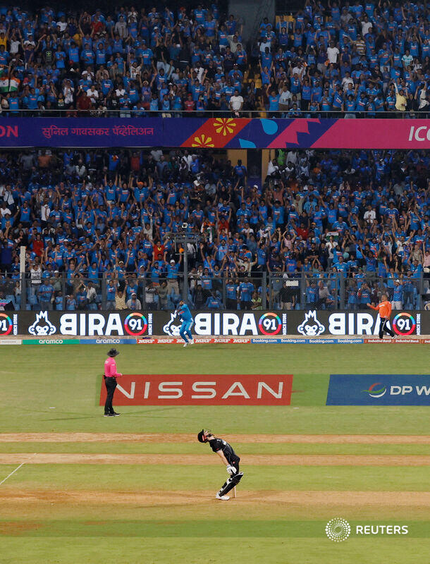 India's Mohammed Shami celebrates after taking the wicket of New Zealand's Kane Williamson, caught out by Suryakumar Yadav <a href="/Reuters/">Reuters</a> <a href="/kanewilliamson/">东营漫漫</a> <a href="/MdShami11/">𝕸𝖔𝖍𝖆𝖒𝖒𝖆𝖉 𝖘𝖍𝖆𝖒𝖎</a> #CWC2023 #CWC23semifinal