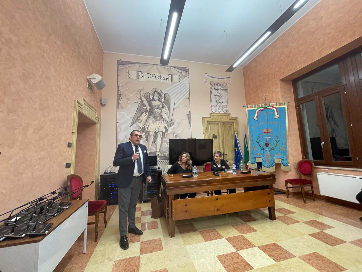 CSilRisveglio's tweet photo. Emozione e commozione per la presentazione di "Testa Alta, e avanti" di @gaiatortora ( ed. @Mondadori ). Grazie @Carpioration per la guida.  Sala consiliare del comune di Mosciano Sant'angelo.

@lucadibona 
@AndreaCastagna 
@mirkorossi01 https://t.co/RTs0unzQhb