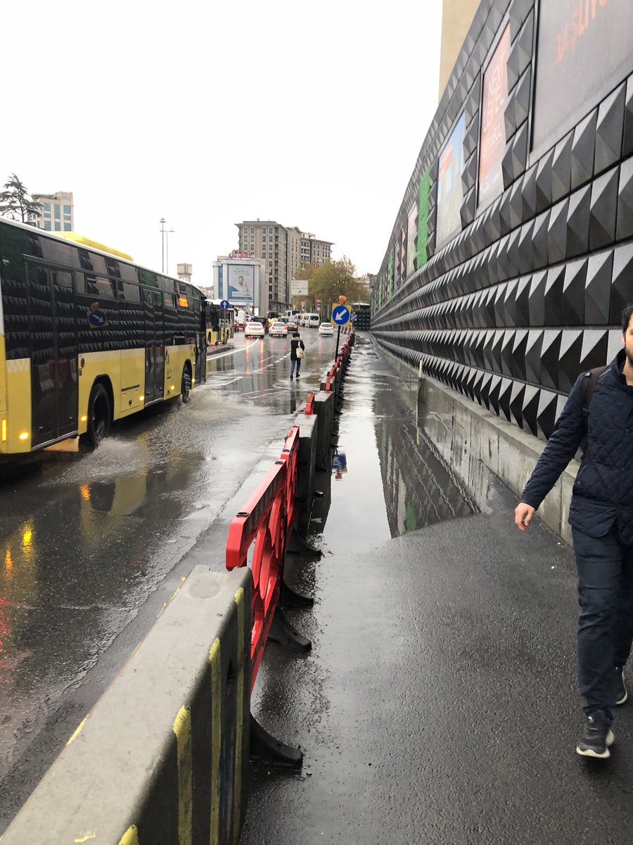 GokselGe's tweet photo. @IbbFen Zincirlikuyu Nispetiye caddesindeki Pasifik Insaatin onunden metrobuse dogru hergun onbinlerce vatandasin kullandigi yaya alaninda/yolda yagmurlu havalarda su birikintisi nedeni ile aylardir yayalar yola cikarak trafik kazasi tehlikesi yasiyor, tehlikeli sorunucozunlutfen https://t.co/W8fGhpPezW