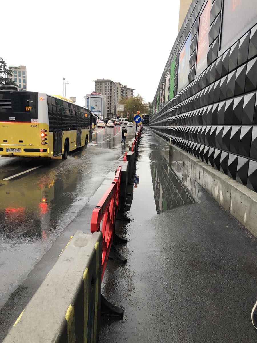 GokselGe's tweet photo. @IbbFen Zincirlikuyu Nispetiye caddesindeki Pasifik Insaatin onunden metrobuse dogru hergun onbinlerce vatandasin kullandigi yaya alaninda/yolda yagmurlu havalarda su birikintisi nedeni ile aylardir yayalar yola cikarak trafik kazasi tehlikesi yasiyor, tehlikeli sorunucozunlutfen https://t.co/W8fGhpPezW