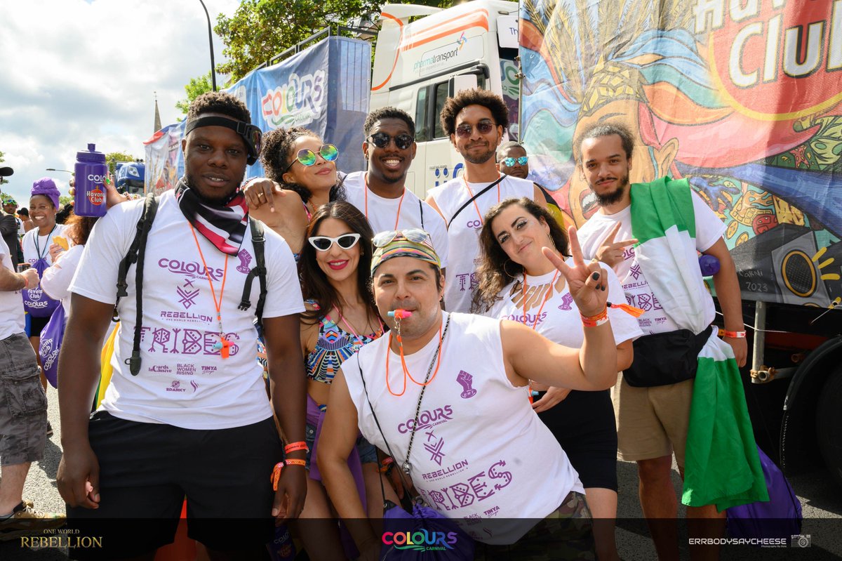 ColoursNHC's tweet photo. A group of our masqueraders looking a bit too clean on di streets of Notting Hill - but they weren't for long 🎨

📸 @errbodysaycheese

#NottingHillCarnival #ColoursCarnival #ThisIsHowWeCarnival https://t.co/Ddq2V1jQ9Q