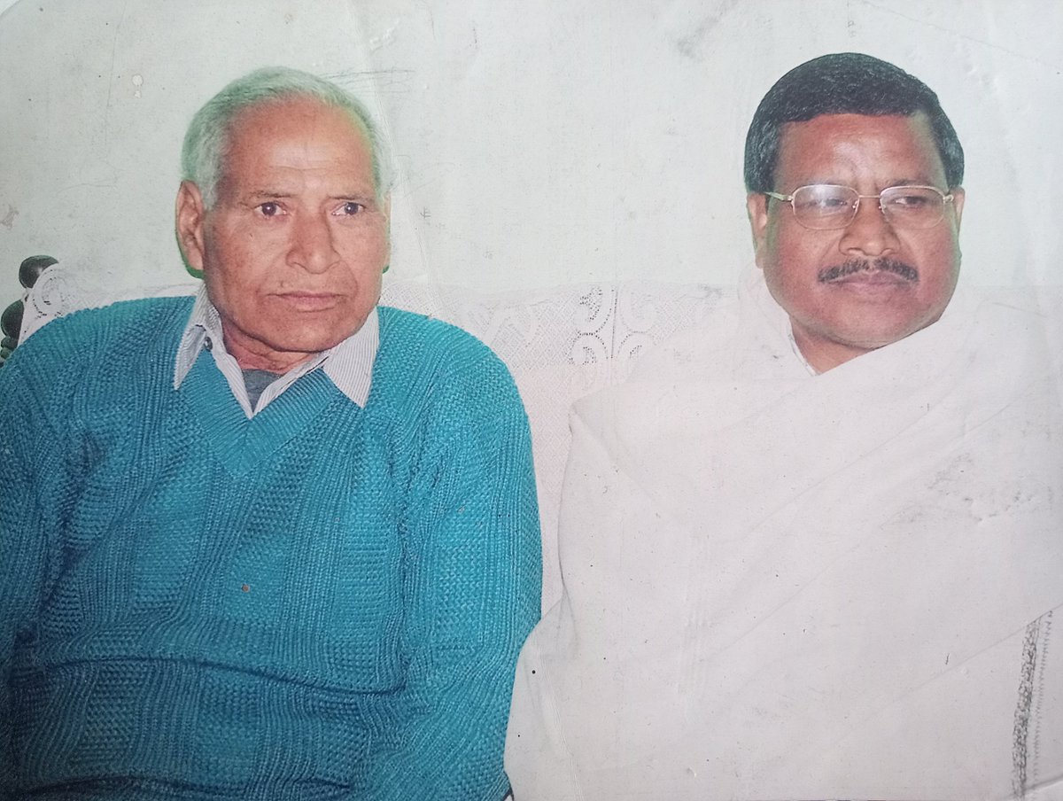 MadhukarVinit's tweet photo. कुछ पुरानी यादें, आदरणीय श्री बाबूलाल मरांडी जी के साथ पापा और मैं। https://t.co/31ggYU4VPL