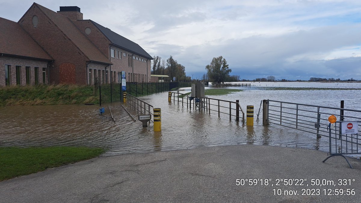 pegelalarm's tweet photo. We are currently seeing floodings throughout the north of Belgium. Rain paused for a while yesterday but the situation is not cleared yet. Follow our website https://t.co/4JiH7OgzH0 or get our app to follow waterlevels in real time. 
Impressions by I. De Jongh @VMMeu https://t.co/GGR5QzBIJJ
