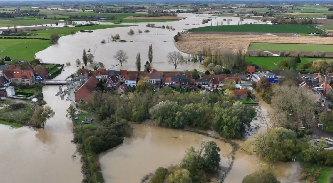 pegelalarm's tweet photo. We are currently seeing floodings throughout the north of Belgium. Rain paused for a while yesterday but the situation is not cleared yet. Follow our website https://t.co/4JiH7OgzH0 or get our app to follow waterlevels in real time. 
Impressions by I. De Jongh @VMMeu https://t.co/GGR5QzBIJJ