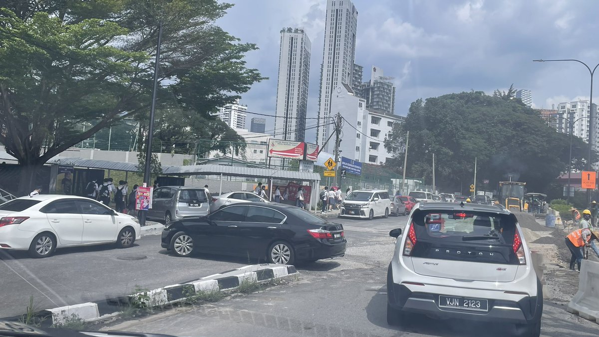 JunQinJQ's tweet photo. @DBKL2u  this is really from a smart decision maker! All cars cannot uturn to Jalan Sultan. I think should lowered to 2nd gear and pull my handbrake to drift it. Please la. Causing traffic jam! 
Location: MABA Stadium https://t.co/5wdwak0gEb