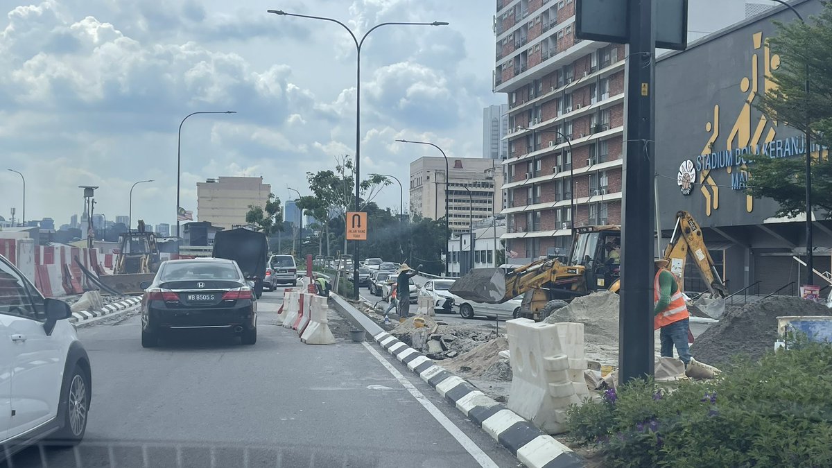 JunQinJQ's tweet photo. @DBKL2u  this is really from a smart decision maker! All cars cannot uturn to Jalan Sultan. I think should lowered to 2nd gear and pull my handbrake to drift it. Please la. Causing traffic jam! 
Location: MABA Stadium https://t.co/5wdwak0gEb