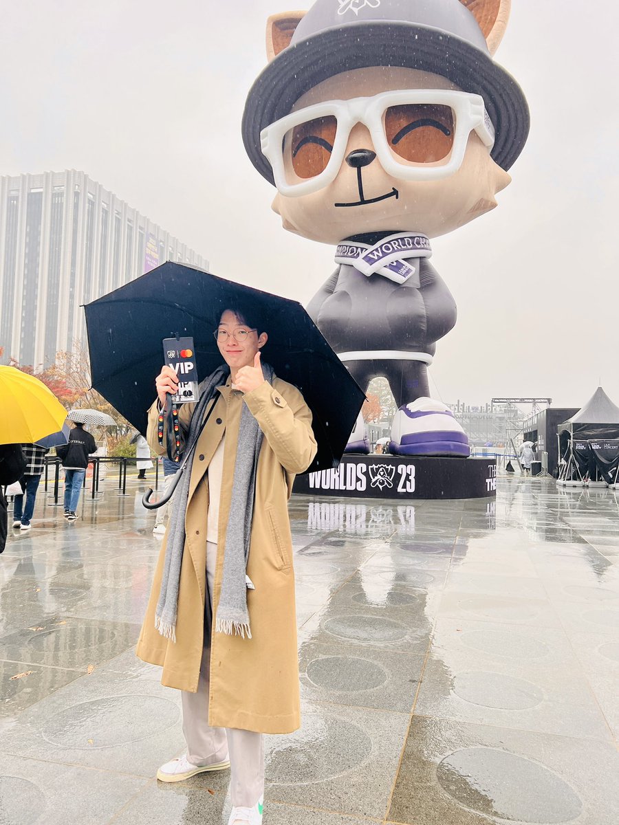 MastercardGG's tweet photo. priceless surprises: #Worlds2023 edition! 

These lucky @Mastercard cardholders were surprised with tickets to the Grand Final 🙌 https://t.co/e55B97KNUa