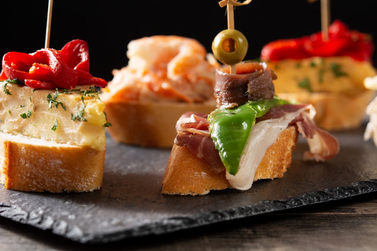moradacigarron's tweet photo. 🍢🍷 ¡Disfruta el #PinchoXoves en Verín! Descubre la delicia de los pinchos y vinos locales. Después, descansa en A Morada do Cigarrón, tu refugio. 🌜🏨 #GastronomíaVerín #DescansoAMorada 🍇🛌 https://t.co/mOFh1uKFEM