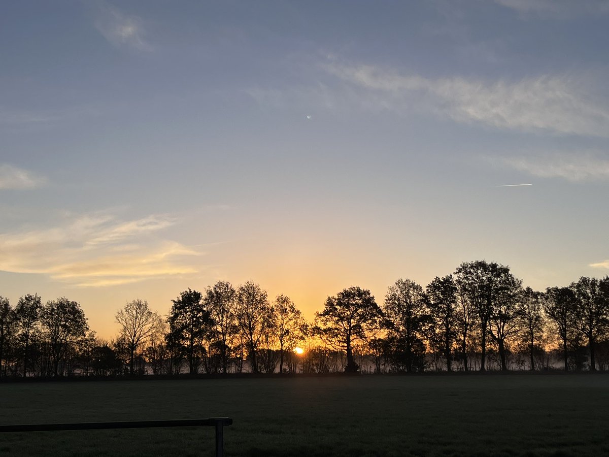 kleinkraakie's tweet photo. Goedemorgen allemaal,
Maak er een mooie dag van ๐๐บ
Hier was het weer genieten โบ๏ธ
Fotoโs zijn op dezelfde plek genomen, verschilt 30 minuten in totaal.
#Genieten #platteland #zonsopkomst #heiig https://t.co/KPGznpjJK8