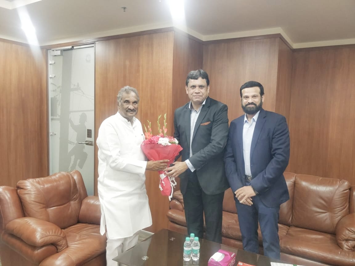 thekjgeorge's tweet photo. Today myself and the Additional Chief Secretary Sri @Gaurav_Gupta67 interacted with Mr. #BharatKaushal, MD of #HitachiIndia & Mr. #ManojKumar, Whole Time Director & Country Head Hitachi Rail STS discussed about the plans of #HitachiGroup Companies in #India and the value they can bring to #Karnataka.
We discussed intelligent systems to check power losses, preventive maintenance of sub stations, and efficient operations of thermal power plants.
#Hitachi is a big conglomerate in India with 28 group companies like Hitachi Rail, Hitachi Energy, Hitachi Digital, Hitachi Systems, Hitachi MGRM, Hitachi R & D, Global Logic and several other companies.
ಇಂದು ನಾನು ಮತ್ತು ಹೆಚ್ಚುವರಿ ಮುಖ್ಯ ಕಾರ್ಯದರ್ಶಿ ಶ್ರೀ ಗೌರವ್ ಗುಪ್ತಾ ಅವರು ಹಿಟಾಚಿ ಇಂಡಿಯಾದ ಎಂಡಿ ಶ್ರೀ ಭರತ್ ಕೌಶಲ್ ಮತ್ತು ಶ್ರೀ ಮನೋಜ್ ಕುಮಾರ್ ಹೋಲ್ ಟೈಮ್ ಡೈರೆಕ್ಟರ್ ಮತ್ತು ಕಂಟ್ರಿ ಹೆಡ್ ಹಿಟಾಚಿ ರೈಲ್ ಎಸ್ಟಿಎಸ್ ಅವರೊಂದಿಗೆ ಭಾರತದಲ್ಲಿ ಹಿಟಾಚಿ ಗ್ರೂಪ್ ಕಂಪನಿಗಳ ಯೋಜನೆಗಳ ಬಗ್ಗೆ ಹಾಗೂ ಅವರು ಕರ್ನಾಟಕಕ್ಕೆ ತರಬಹುದಾದ ಮೌಲ್ಯದ ಕುರಿತು ಚರ್ಚಿಸಿದೆವು.
ವಿದ್ಯುತ್ ನಷ್ಟವನ್ನು ಪರಿಶೀಲಿಸಲು ಇಂಟೆಲಿಜೆಂಟ್ ವ್ಯವಸ್ಥೆಗಳು, ಉಪ ಕೇಂದ್ರಗಳ ಉತ್ತಮ ನಿರ್ವಹಣೆ ಮತ್ತು ಉಷ್ಣ ವಿದ್ಯುತ್ ಸ್ಥಾವರಗಳ ಸಮರ್ಥ ಕಾರ್ಯಾಚರಣೆಗಳ ಕುರಿತು ಚರ್ಚೆ ಮಾಡಲಾಯಿತು.
ಹಿಟಾಚಿ ರೈಲ್, ಹಿಟಾಚಿ ಎನರ್ಜಿ, ಹಿಟಾಚಿ ಡಿಜಿಟಲ್, ಹಿಟಾಚಿ ಸಿಸ್ಟಮ್ಸ್, ಹಿಟಾಚಿ ಎಮ್ಜಿಆರ್ಎಂ, ಹಿಟಾಚಿ ಆರ್ & ಡಿ, ಗ್ಲೋಬಲ್ ಲಾಜಿಕ್ ಮತ್ತು ಹಲವಾರು ಇತರ ಕಂಪನಿಗಳಂತಹ 28 ಗುಂಪು ಕಂಪನಿಗಳನ್ನೊಡಗೂಡಿ ಹಿಟಾಚಿ ಭಾರತದಲ್ಲಿ ದೊಡ್ಡ ಸಂಸ್ಥೆಯಾಗಿ ಆಸ್ತಿತ್ವದಲ್ಲಿದೆ.
@CMofKarnataka @INCKarnataka @Hitachi
