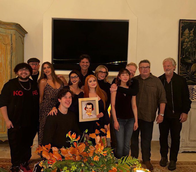 FilmUpdates's tweet photo. The cast of ‘MODERN FAMILY’ reunite. https://t.co/7ZKJhHeIHp