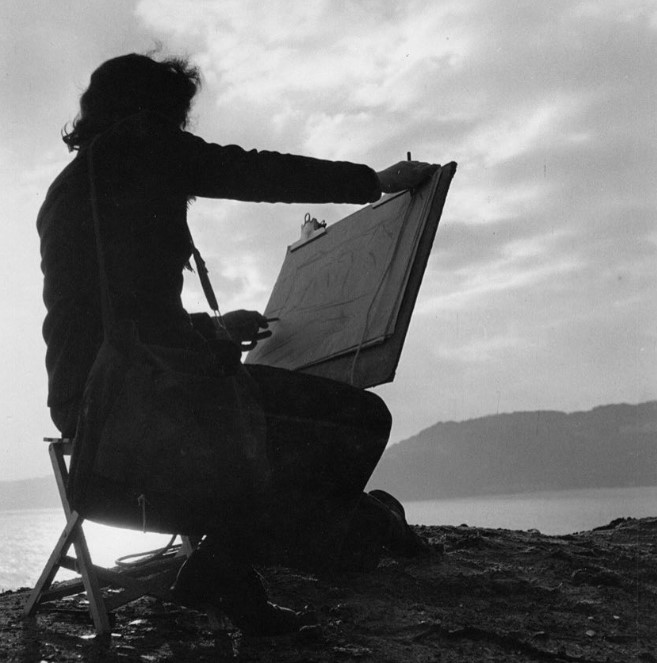 Today’s #ThursdayThrowback #FromTheArchive shows Wilhelmina Barns-Graham sketching above Porthgwidden Beach in St Ives in the 1950s.

Barns-Graham swapped her hometown of St Andrews in Scotland for St Ives  in 1940. See her work at Tate St Ives.

© Wilhelmina Barns-Graham Trust