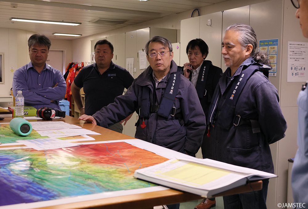 Chikyu_JAMSTEC's tweet photo. #Chikyu Extra! 25 kinds of analysis are possible in the #FloatingLaboratory #JAMSTEC Pres. Yamato visited & took part in a progress meeting w/the land team & toured the drill floor & labs. Chikyu's Labs can perform equivalent high-level analyses as land-based labs. #SeizeSlowSlip https://t.co/WX8SQa3HBC