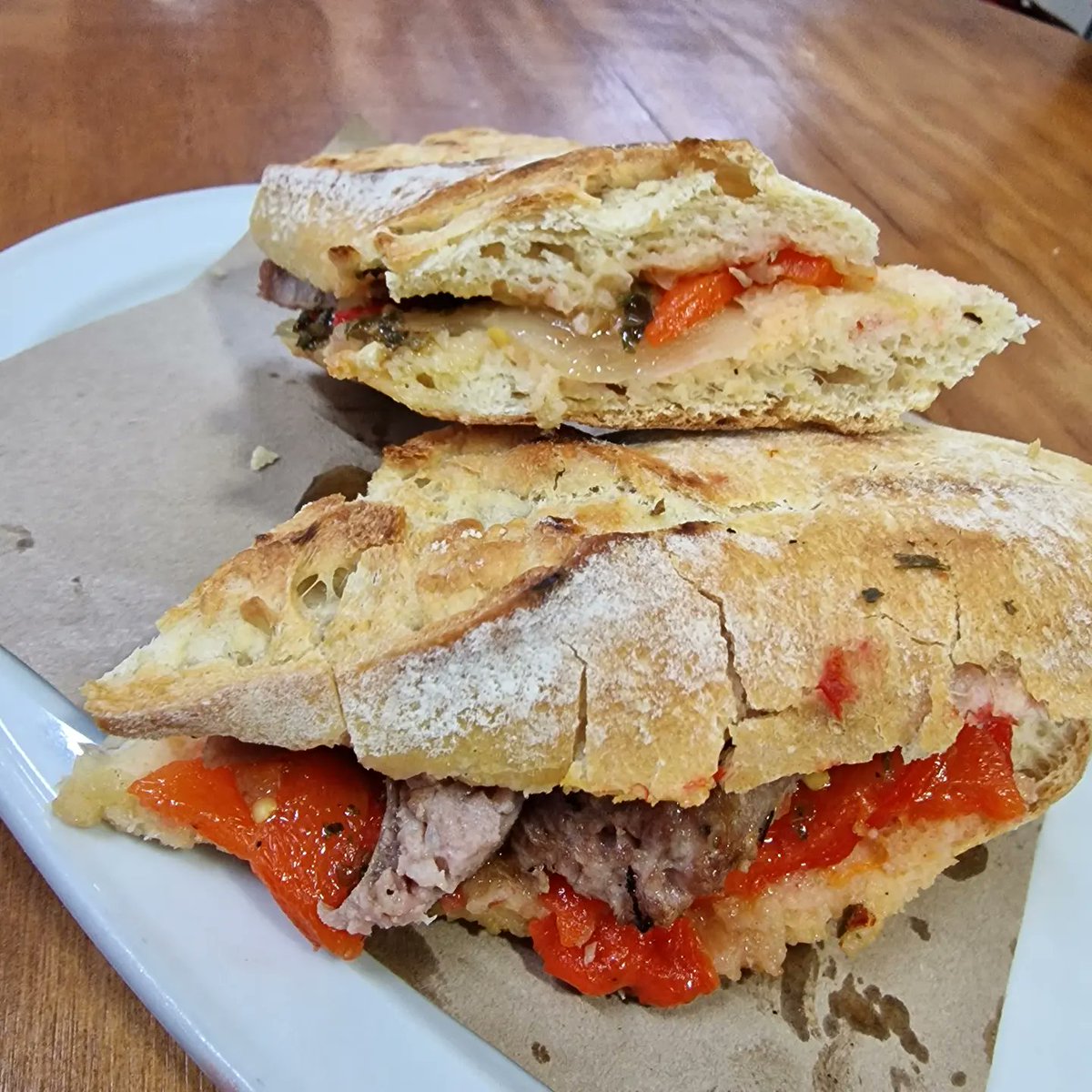 BodegaMontferry's tweet photo. Bon dia per avui entrepà de botifarra amb escalivada i "chimichurri ". Salut @DO_sants #entrepadeldia https://t.co/KbhvvUnG06