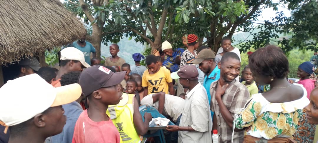 YannickNcuro243's tweet photo. De la parole à l'acte, l'équipe du candidat provincial  #BIRINDWA_Shamba N°16 et le national #JacquesBANYWESIZE n°13 s'est arrêtée au village Nacihembe situé sur la route allant à kamanyola pour la remise et l'installation d'un moulin. Un ouf de soulagement pour cette population https://t.co/Mi8jbbAfQp