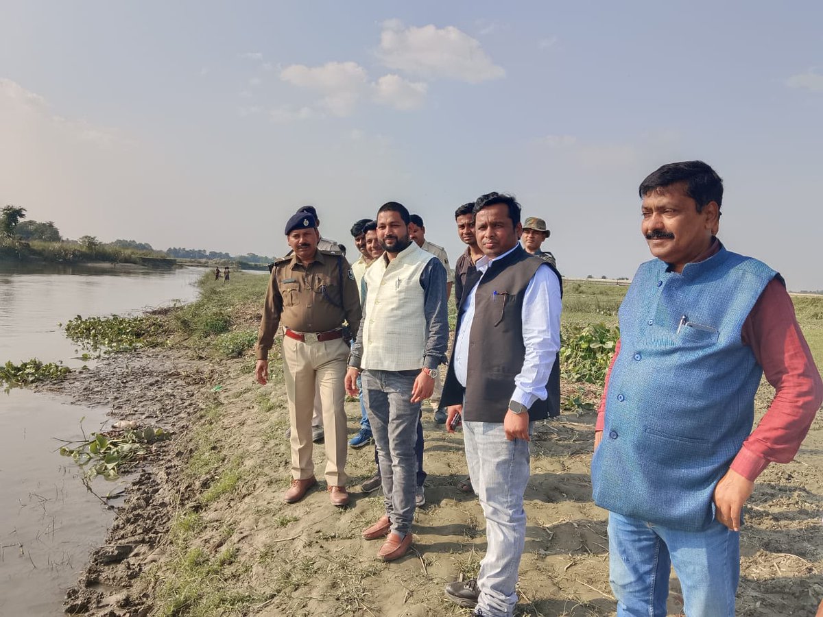 Nagarsonbarsha's tweet photo. नगर पंचायत, सोनवर��षा अंतर्गत विभिन्न छठ घाटों का निरीक्षण कार्यपालक पदाधिकारी श्री कमलेश कुमार प्रसाद के द्वारा किया गया। निरीक्षण के समय नगर पंचायत, सोनवर्षा के माननीय मुख्य पार्षद,उपमुख्य पार्षद एवं सोनवर्षा थाना अध्यक्ष श्री प्रमोद झा और अन्य उपस्थित रहे।@UDHDBIHAR @SaharsaDm https://t.co/2Y8RePDhdv