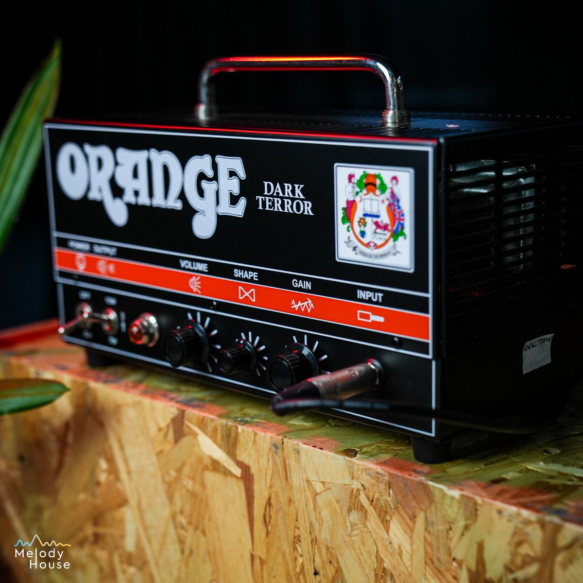 The Tiny Terror but More... the Orange Amps Dark Terror gives you that dark modern twist 🙌🔊

Find Yours at Melody House 
melodyhousemi.com/product/buy-or…

#orangeamplifiers #orangeamps #guitaramp #guitaramplifier #guitarists #guitargear