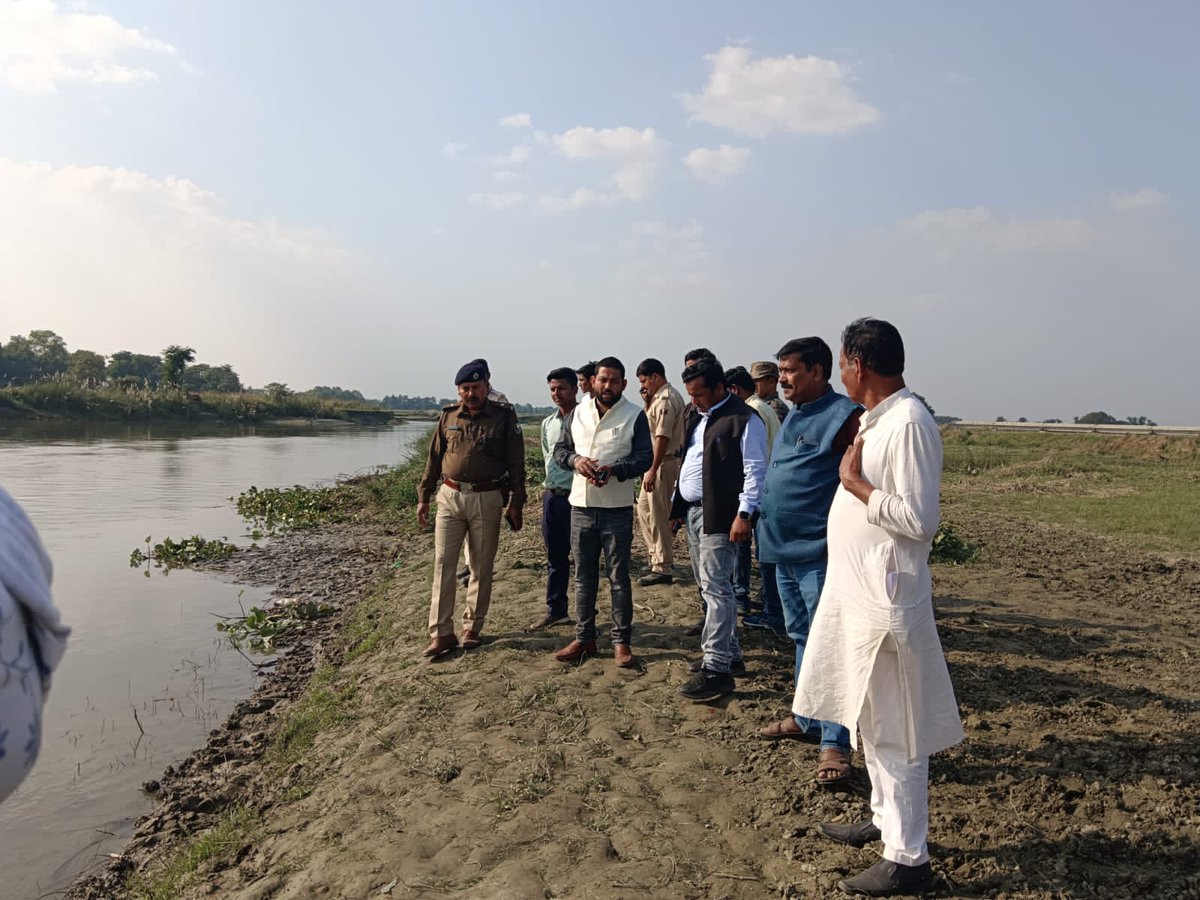 Nagarsonbarsha's tweet photo. नगर पंचायत, सोनवर��षा अंतर्गत विभिन्न छठ घाटों का निरीक्षण कार्यपालक पदाधिकारी श्री कमलेश कुमार प्रसाद के द्वारा किया गया। निरीक्षण के समय नगर पंचायत, सोनवर्षा के माननीय मुख्य पार्षद,उपमुख्य पार्षद एवं सोनवर्षा थाना अध्यक्ष श्री प्रमोद झा और अन्य उपस्थित रहे।@UDHDBIHAR @SaharsaDm https://t.co/2Y8RePDhdv