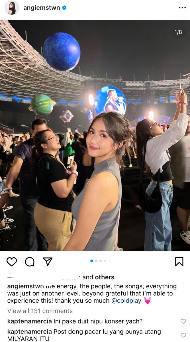 kaptenAmercia's tweet photo. @DivHumas_Polri @marcheriaa Huhuhuu mewek sambil nntn konser imut bgt lo bgitu?? ni korban cowo lu juga mewek duitnya setahun gak dibalikin. KENAPAAA GAK DIPOST SICH COWO LU YANG PENIPU ITUUU? Biar gak keliatan msh pacaran ama buron yh? Biar gk ketauan supporting crime?? ouhhh keren keren @marcheriaa https://t.co/DCkf7Qcb1r