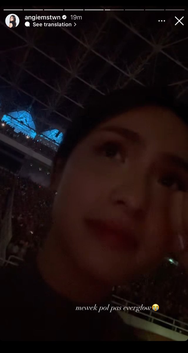 kaptenAmercia's tweet photo. @DivHumas_Polri @marcheriaa Huhuhuu mewek sambil nntn konser imut bgt lo bgitu?? ni korban cowo lu juga mewek duitnya setahun gak dibalikin. KENAPAAA GAK DIPOST SICH COWO LU YANG PENIPU ITUUU? Biar gak keliatan msh pacaran ama buron yh? Biar gk ketauan supporting crime?? ouhhh keren keren @marcheriaa https://t.co/DCkf7Qcb1r