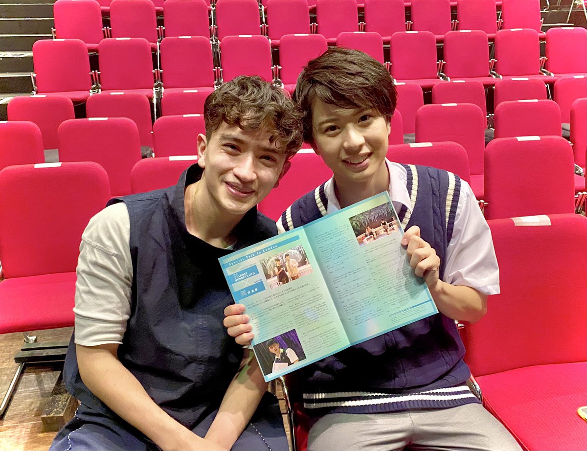 tgow_stage's tweet photo. 舞台 #言の葉の庭 #TheGardenOfWords

本日は19時公演🍀 

昨日ご観劇くださったロンドン公演でTakaoを演じたHirokiさんと📷✨

パンフレットにはロンドンでの対談も掲載📖

裏話…👀
実はこの対談、2人のお話が素敵だったので、急遽掲載となったのです❗️是非、沢山の方に読んでもらえたら嬉しいです✨ https://t.co/6Eva50UuXP