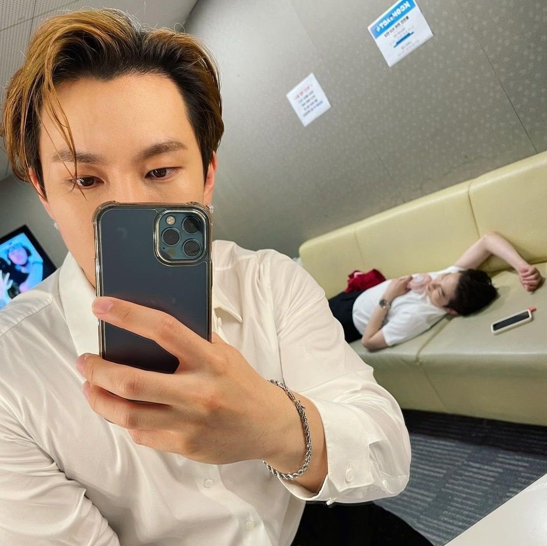 Ntnwtf's tweet photo. 이사진 진짜사귀는거같다 어카지.. https://t.co/8OOKwVWqas