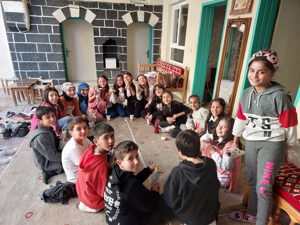 ÇEDES Projesi kapsamında okulumuzun 5. ve 6. Sınıf öğrencilerinden oluşan 18 kişilik bir grupla Diyarbakır'ın tarihi yerlerini gezdik. Emeği geçen arkadaşlara teşekkür ediyoruz.