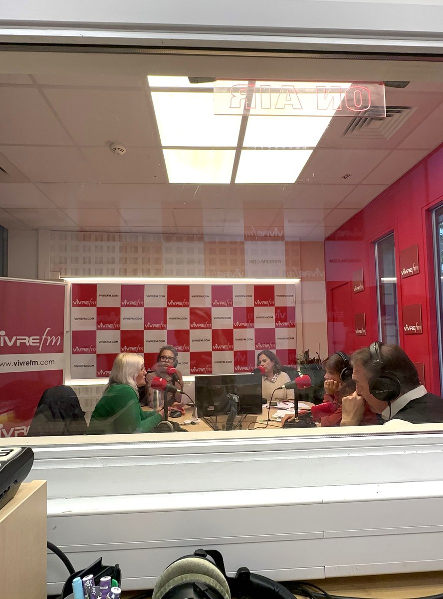 Paul_Brousse's tweet photo. [On Air] Au micro de @vivrefm, le Dr. Caroline Cros présente son unité de soins pour adolescents et jeunes adultes au sein du service d’addictologie de l’hôpital Paul-Brousse @APHP. https://t.co/Bp1N33sL7t
