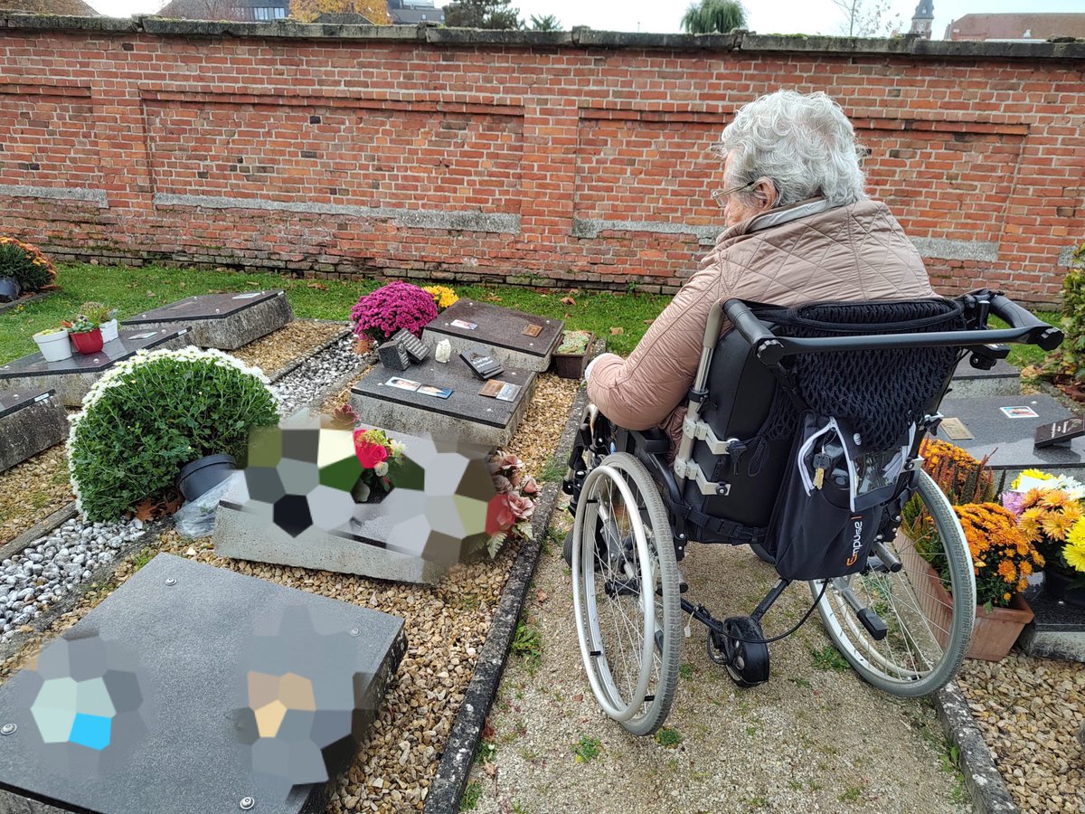 Je mag altijd blijven huilen om iemand die je mist… 🙏🏻#kerkhofbezoek #allerzielen