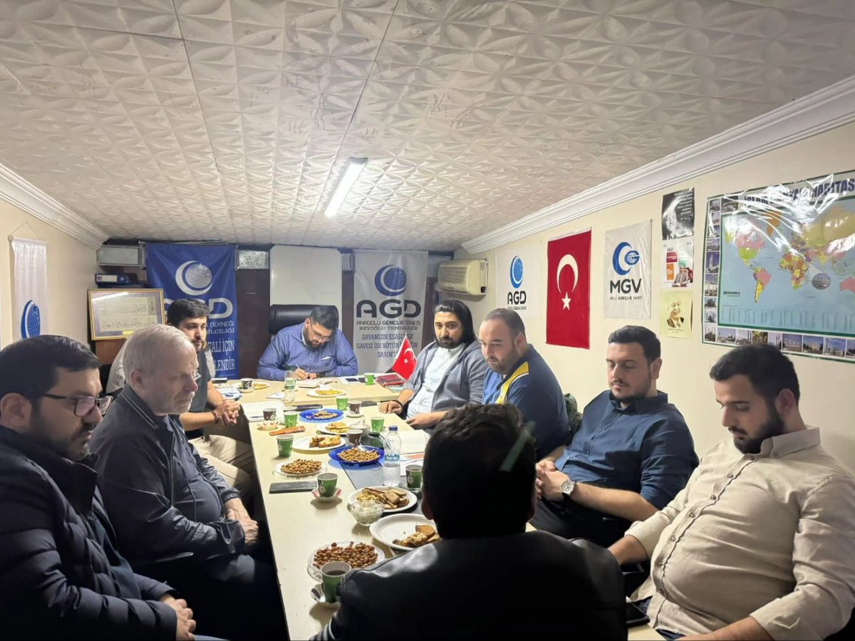 agdbeyoglu1's tweet photo. Haftalık olağan toplantımıza Saadet Partisi Beyoğlu İlçe Başkanı Dr.Orhan ERGÜVEN  ve yönetimi katılım sağlamıştır. Nazik ziyaretleri için teşekkür ederiz.

#agdbeyoglu https://t.co/TCVBOFO85M