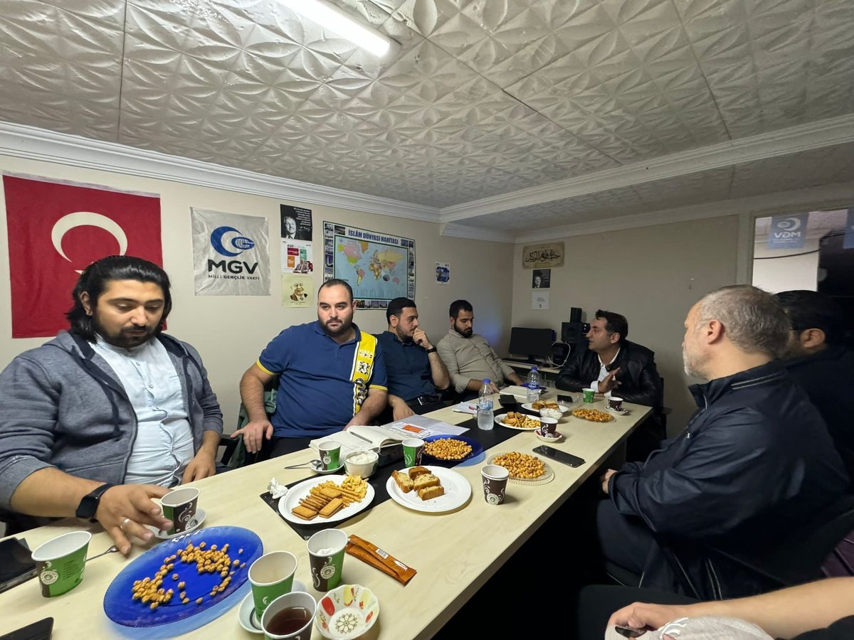 agdbeyoglu1's tweet photo. Haftalık olağan toplantımıza Saadet Partisi Beyoğlu İlçe Başkanı Dr.Orhan ERGÜVEN  ve yönetimi katılım sağlamıştır. Nazik ziyaretleri için teşekkür ederiz.

#agdbeyoglu https://t.co/TCVBOFO85M