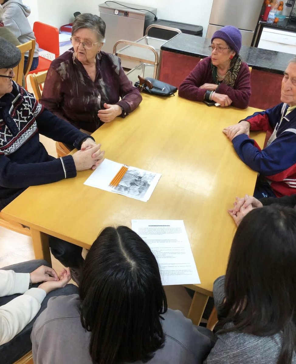 Centros_Amunt's tweet photo. Ayer volvimos a recibir la visita de los/as alumnos/as de @EscolapiesM_EI para reflexionar juntos sobre los estereotipos asociados a la #vejez 👵 y a la #adolescencia 🧑

Siempre es un placer recibirles e intercambiar opiniones generacionales ✨

#intergeneracional #CentrosAmunt https://t.co/xBfTFr0J4G
