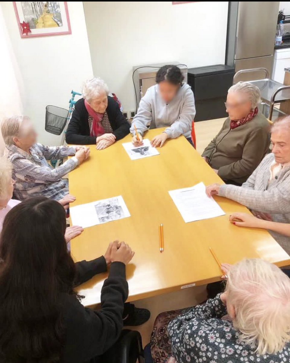 Centros_Amunt's tweet photo. Ayer volvimos a recibir la visita de los/as alumnos/as de @EscolapiesM_EI para reflexionar juntos sobre los estereotipos asociados a la #vejez 👵 y a la #adolescencia 🧑

Siempre es un placer recibirles e intercambiar opiniones generacionales ✨

#intergeneracional #CentrosAmunt https://t.co/xBfTFr0J4G