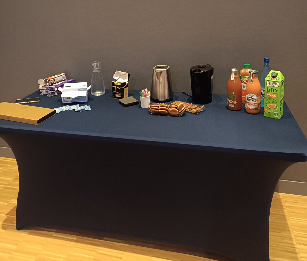 Nous sommes prêts pour l'assemblée générale #BiblioPat23 dans la belle bibliothèque de Niort