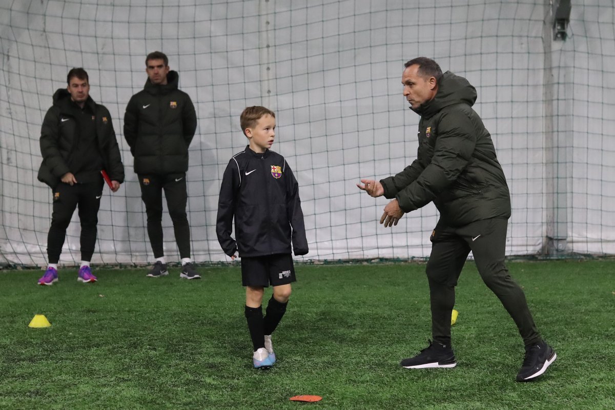 Sergi Barjuan, director esportiu de la @barcaacademy i Bernat Villa DT d'Amèrica, Africa i Europa van visitar la BA de Budapest i van estar presents als entrenaments en les diferents seus i van veure partits de competició. 🔵🔴#ForçaBarça