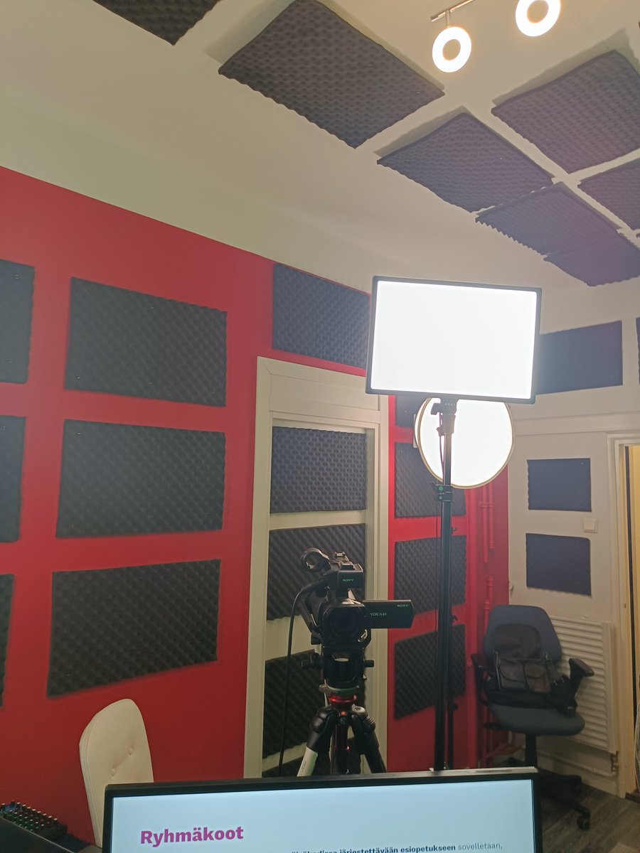 Kuntatalolta pikasiirtymä studiolle. Asiaa #esiopetus järjestämisestä. Puhetta #perusopetus- ja #varhaiskasvatus'laista rautaisten <a href="/Kuntaliitto/">Kuntaliitto | Kommunförbundet</a> kollegojen <a href="/MariSjostrom/">Mari Sjöström</a> ja Minna Antila kanssa. Paljon on huomioitavaa yhden ikäluokan osalta. Voisikohan jotakin säännöstöä keventää?