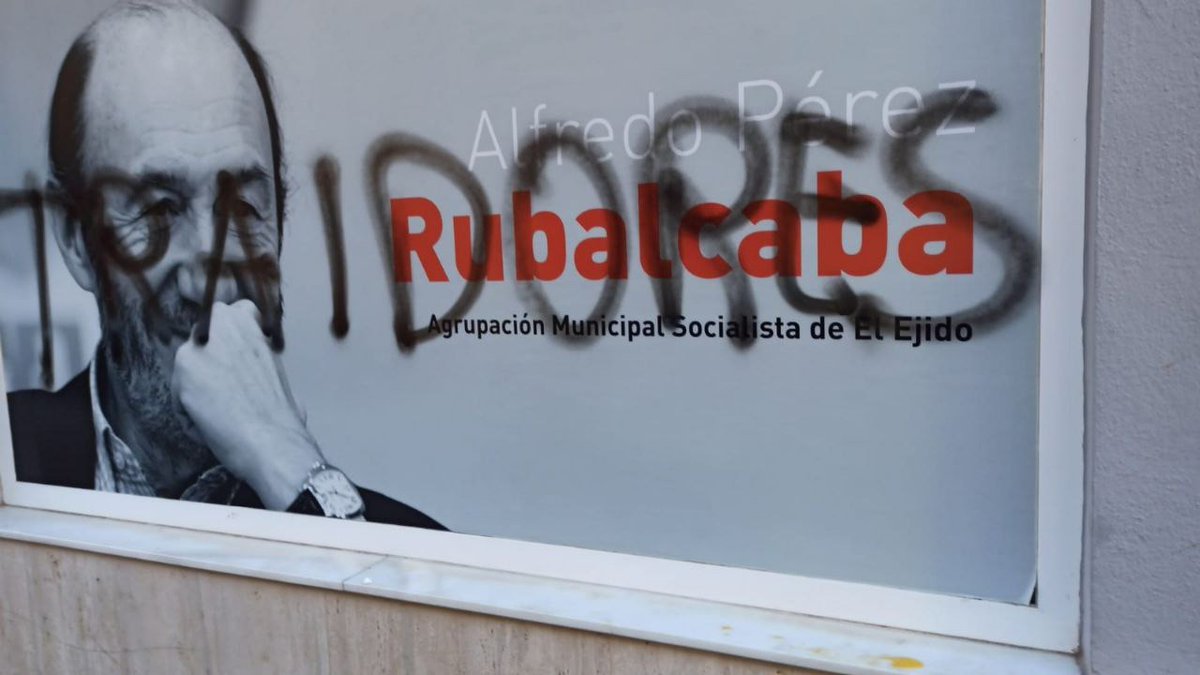 PSOE's tweet photo. Nuestro apoyo a todos aquellos que están siendo acosados por los intolerantes.

Y toda nuestra solidaridad por todos los ataques ocurridos estos días a las distintas sedes socialistas. 🌹

#SiempreAdelante https://t.co/lkaWRQ1P8c