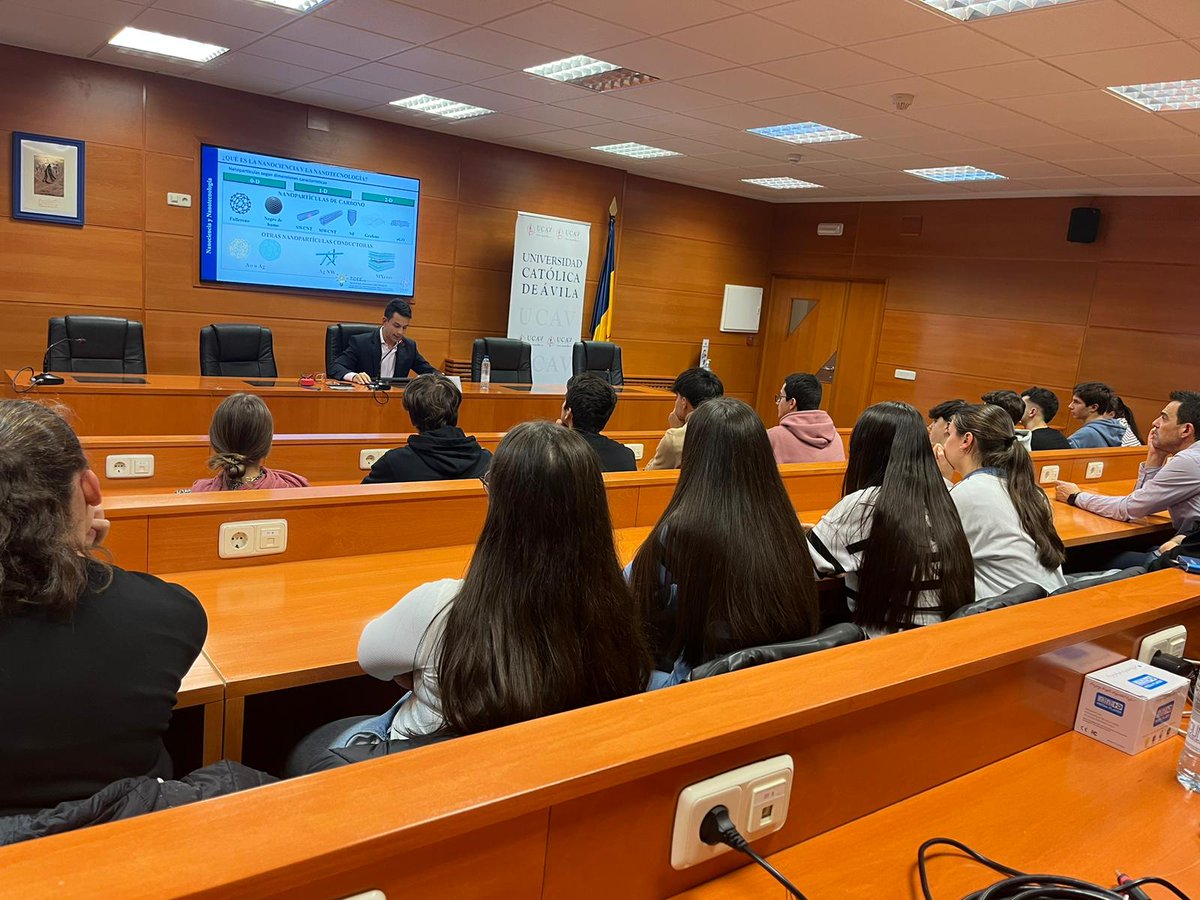 ucav_divulga's tweet photo. 👨🏻🎓 Los alumnos del Colegio @MilagrosaNieves han asistido la jornada divulgativa "Monitorización de Movimientos Humanos con Polímeros Nanorreforzados" impartida por el Dr. Antonio del Bosque, del grupo de investigación #TiDEE de la @UCAVILA_. https://t.co/WfMHV6IeM4