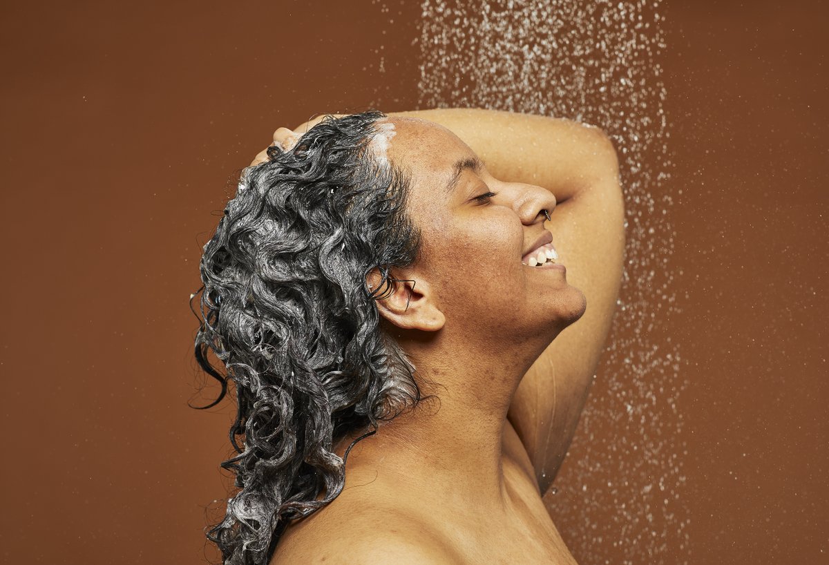 Avez-vous essayé notre nouveau shampoing Tofu ?
Riche en vitamines et protéines, ce shampoing au tofu soyeux laisse les cheveux merveilleusement doux et renforcés en un seul lavage, comme si vous sortiez du salon de coiffure !
lush.com/fr/fr/p/tofu-c…