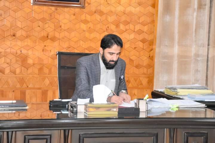 DCKohlu's tweet photo. ضلعی صحت کمیٹی کا اجلاس ڈپٹی کمشنر کوہلو نقیب اللہ کاکڑ کی زیر صدارت منعقد ہوا-

۔ اجلاس میں عوامی مشکلات کو مدنظر رکھتے ہوئےدرجنوں غیرحاضر ڈاکٹرز وملازمان سے تنخواہ کی کٹوتی اور ان کےخلاف تادیبی کاروارئی کا آغاز۔ 
@naqeeb_khan99
https://t.co/bVE2BEEu5w https://t.co/xCpo0aHU5I