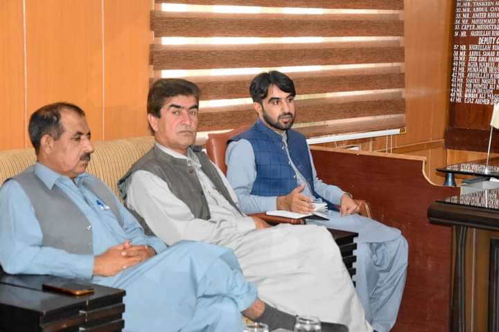 DCKohlu's tweet photo. ضلعی صحت کمیٹی کا اجلاس ڈپٹی کمشنر کوہلو نقیب اللہ کاکڑ کی زیر صدارت منعقد ہوا-

۔ اجلاس میں عوامی مشکلات کو مدنظر رکھتے ہوئےدرجنوں غیرحاضر ڈاکٹرز وملازمان سے تنخواہ کی کٹوتی اور ان کےخلاف تادیبی کاروارئی کا آغاز۔ 
@naqeeb_khan99
https://t.co/bVE2BEEu5w https://t.co/xCpo0aHU5I